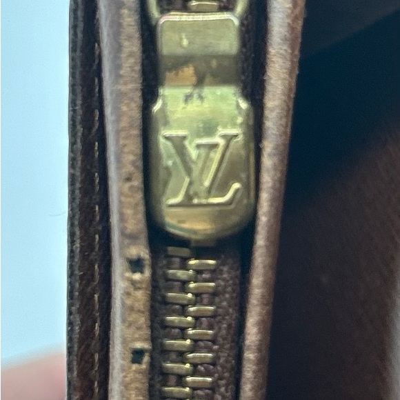 Louis Vuitton wallet with zipper and snap - Picture 9 of 10